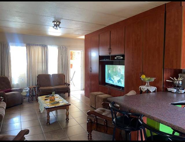 2 BEDROOM APARTMENT FOR SALE IN VANDERBIJLPARK SE 2